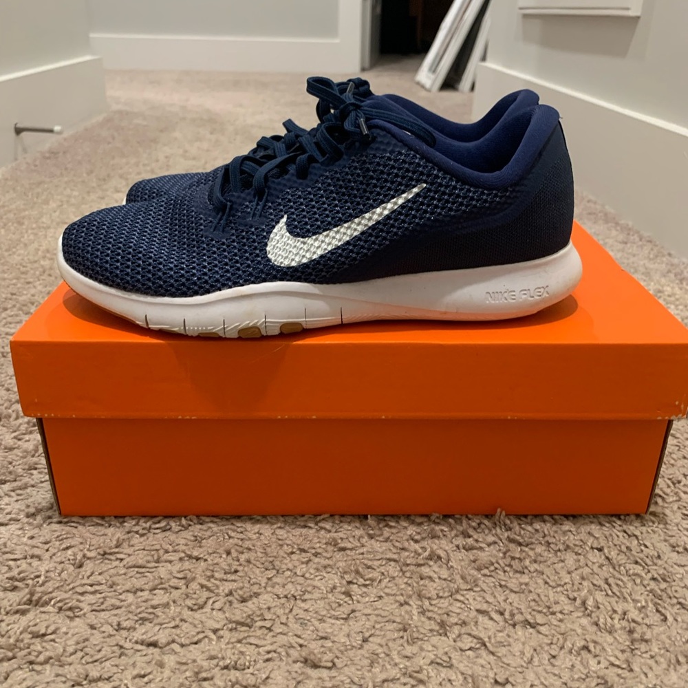 Women’s navy Nike tennis shoes - Picture 3 of 3